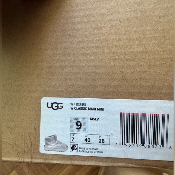 Silver Uggs - Brand New size 9 - Picture 4 of 4